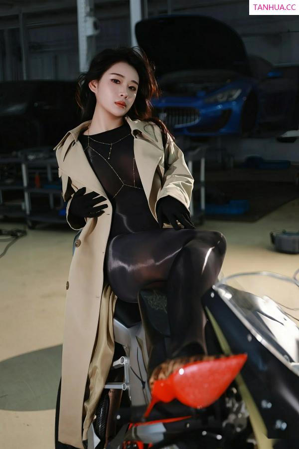   [XiuRen]高清写真图 2025.09.19 No.10788 南乔 连体丝袜第11张图片